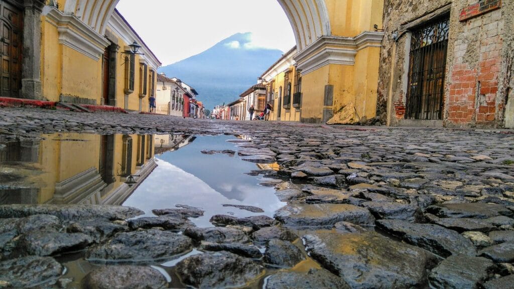 Voyage au Guatemala en 2025 - Rue de l'arche (Calle del arco) à Antigua au Guatemala - Agence de voyage NostaLatina ANN