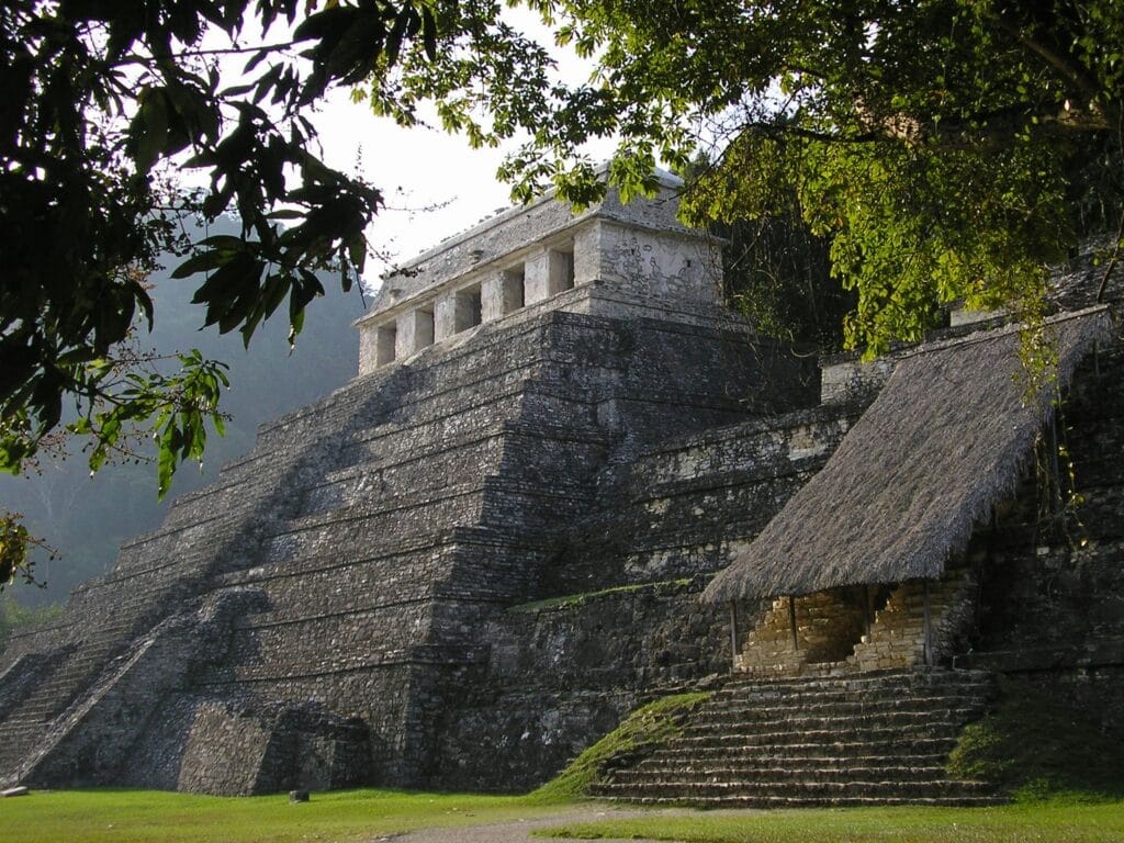 Voyage au Mexique en 2025 - Pyramide Maya du site archéologique de Palenque - Agence de voyage NostaLatina ANN
