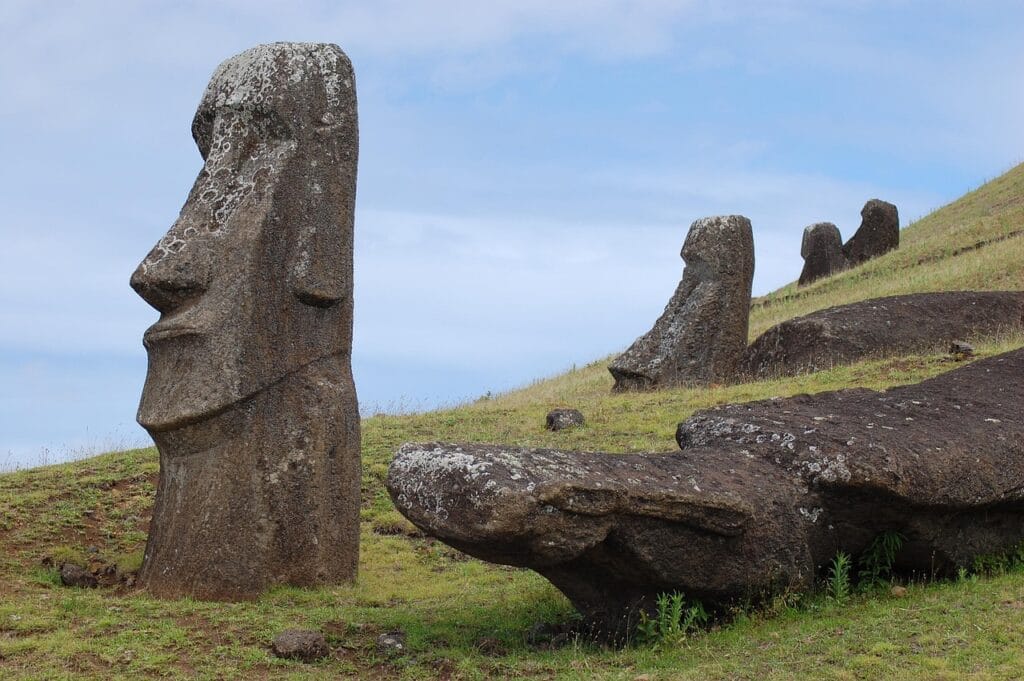 Voyage au Chili en 2025 - Moai sur l'île de Pâques au Chili - Agence de voyage NostaLatina ANN