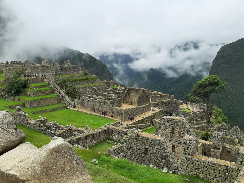Voyage au Pérou en 2025 - Nombreux batiments de la cité du Machu Picchu - Agence de voyage NostalAsie ANN