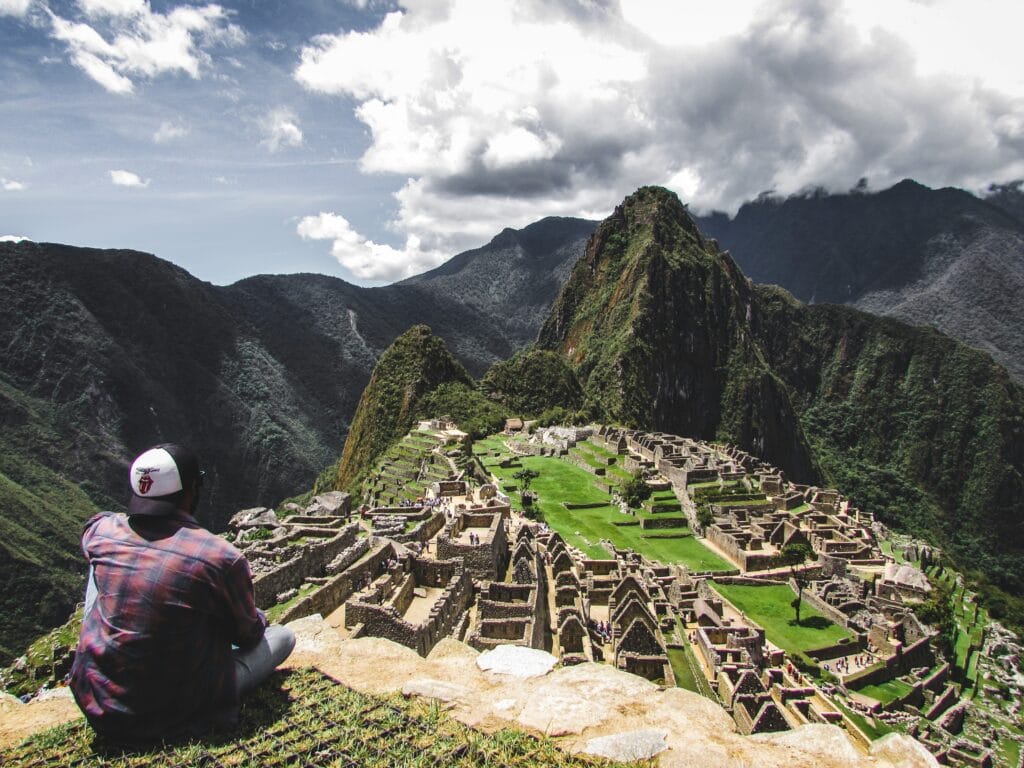 Voyage au Pérou en 2025 - Visiter le Machu Picchu - homme contemplant Machu Picchu depuis hauteur - Agence de voyage NostalAsie ANN