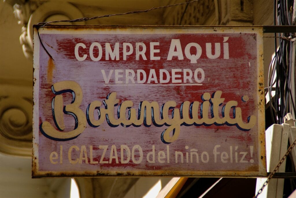 Voyage au Costa Rica en 2025 - panneau indiquant un message en espagnol dans le village de Tortuguero - Agence de voyage NostaLatina ANN