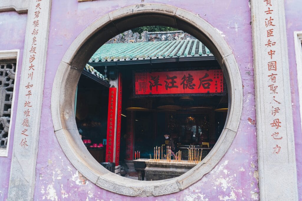 Voyage à Macao en 2025 - Macao - temple A-Ma vue depuis une fenêtre ronde - Agence de voyage NostalAsie ANN