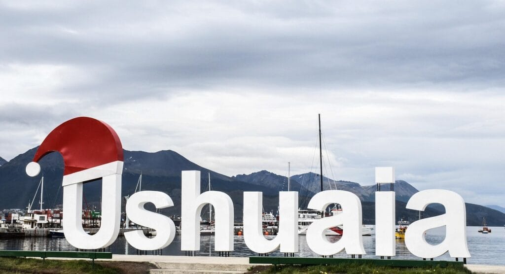Voyage en Argentine en 2025 - Ushuaia, la ville du bout du monde - Visiter Ushuaia - Lettres géantes indiquant Ushuaia à Ushuaia - Agence de voyage NostaLatina ANN