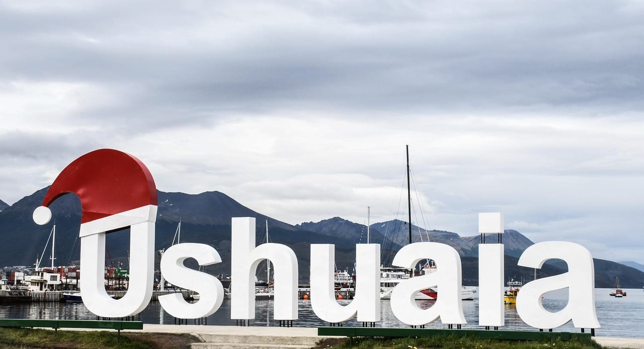 Voyage en Argentine en 2025 - Ushuaia, la ville du bout du monde - Visiter Ushuaia - Lettres géantes indiquant Ushuaia à Ushuaia - Agence de voyage NostaLatina ANN