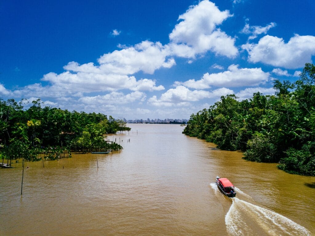Voyage au Costa Rica en 2025 - bateau sur les canaux fluviaux de Tortuguero - Visiter Tortuguero - Agence de voyage NostaLatina ANN