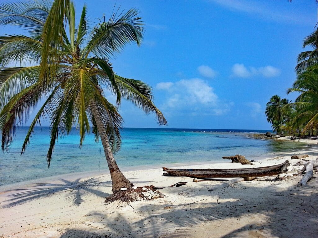 Voyage au Panama en 2025 - Plage d'une des îles de San Blas - ANN NostaLatina