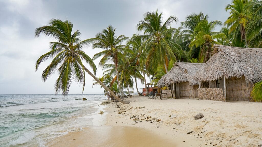 Voyage au Panama en 2025 - Maisons traditionnelles en bord de mer de la communauté Gula à San Blas - ANN NostaLatina