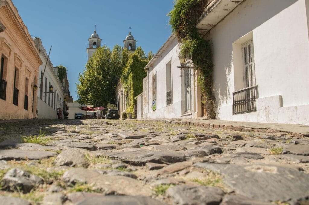 Voyage en Uruguay en 2025 - ruelles pavées de la vieille ville de Colonia del Sacramento avec vue sur l'église Matriz - ANN NostaLatina