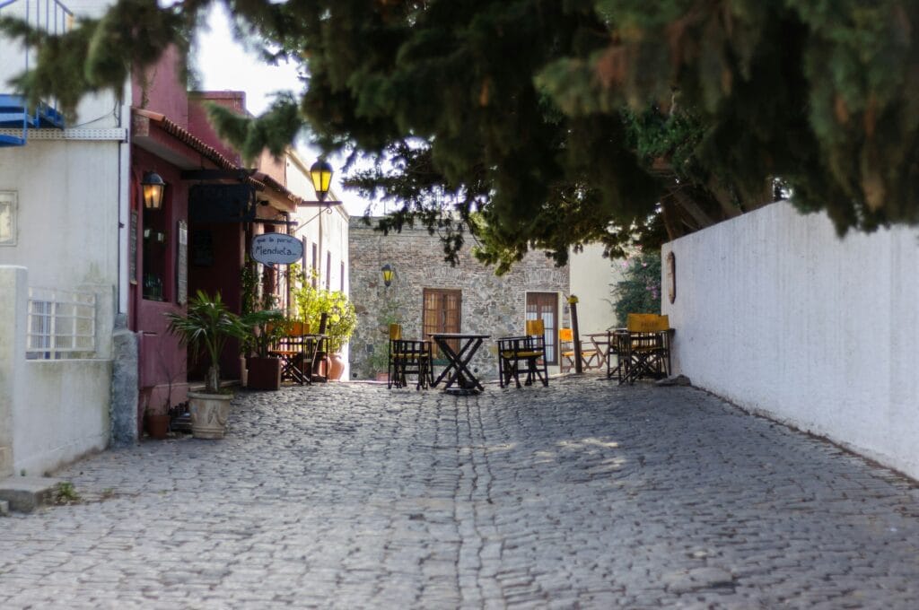 Voyage en Uruguay en 2025 - Petit restaurant des les rues pavées de Colonia del Sacramento - ANN NostaLatina