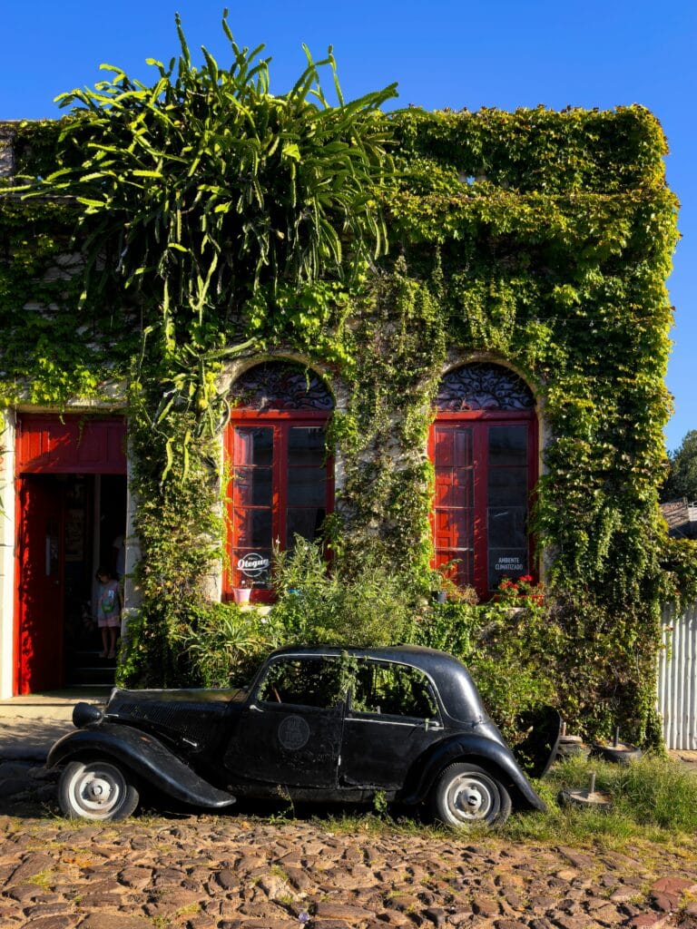 Voyage en Uruguay en 2025 - Visiter colonia del sacramento - maison recouverte de lierre avec vieille voiture devant - ANN NostaLatina