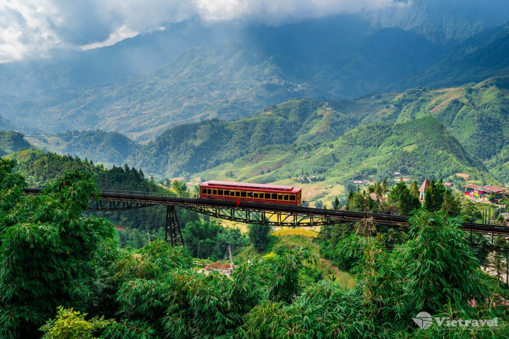 Voyage au Vietnam en 2025 - Visiter Sa Pa et sa région - Petit train local menant au pied du Fansipan - ANN NostalAsie
