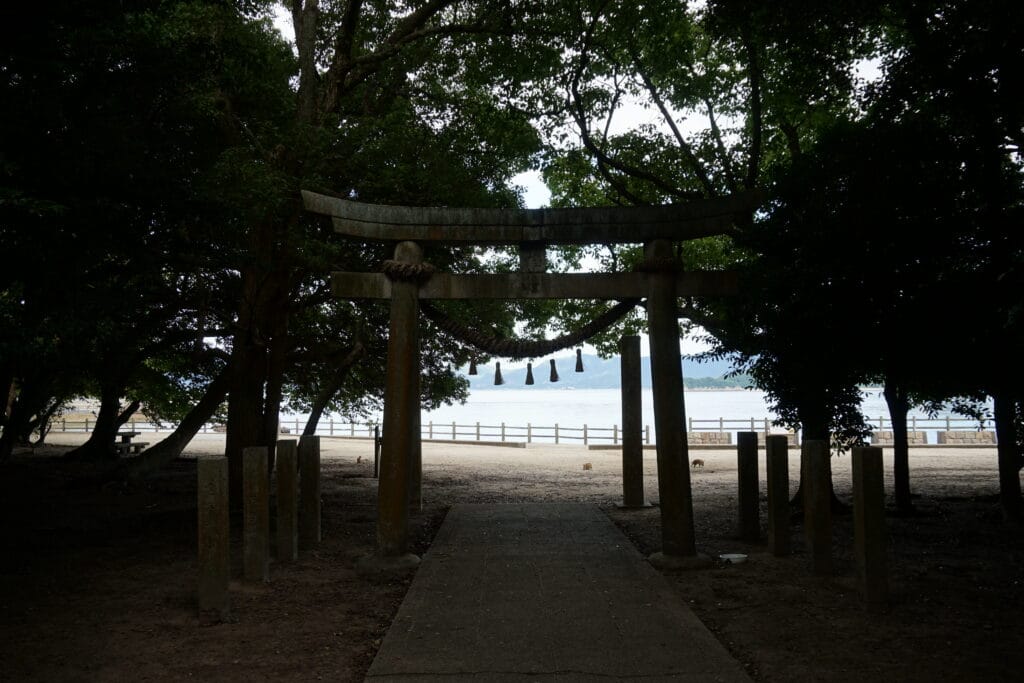 Voyage au Japon en 2025 - Ôkunoshima, l'île aux lapins - torii et sanctuaire sur l'île d'Ôkunoshima - Agence de voyage NostalAsie ANN