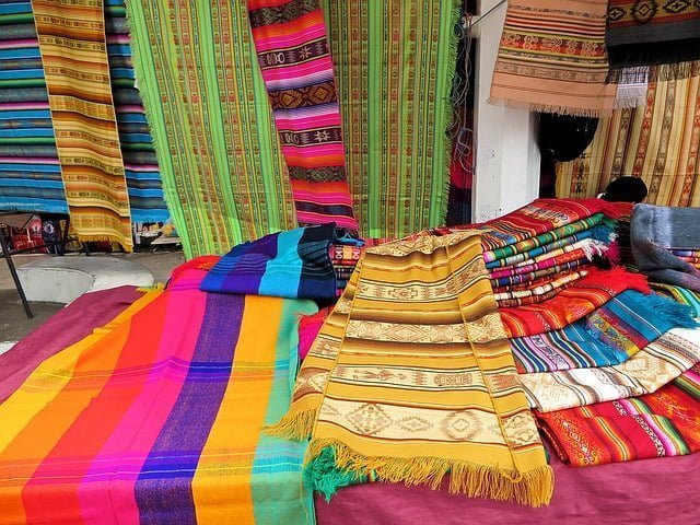 Voyage Equateur : les costumes Otavalos