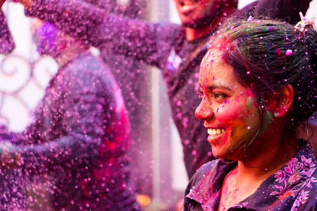 Voyage en Inde en 2025 - Fête des couleurs (Holi) - femme recouverte de gluau au Holi - Agence de voyage NostalAsie ANN
