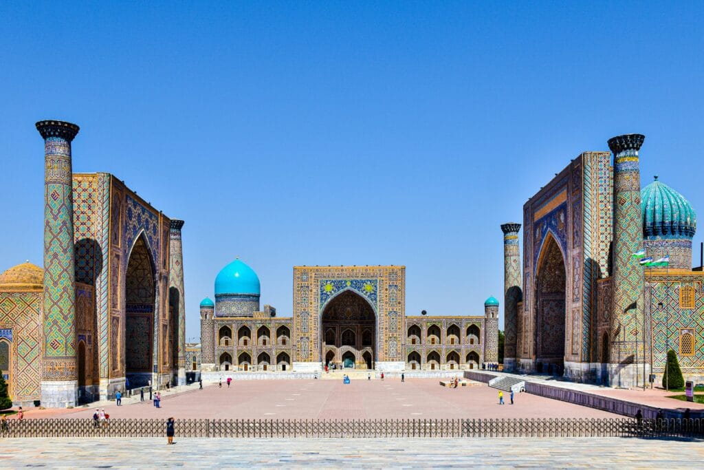 Voyage en Ouzbékistan en 2025 - La place de Registan - Agence de voyage NostalAsie ANN
