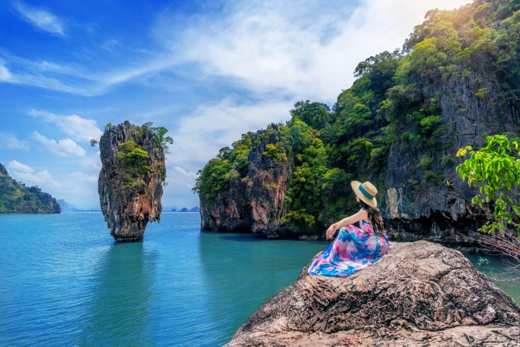 Voyage en Thaïlande en 2025 - 10 parcs nationaux en Thaïlande - femme regardant la formation rocheuse du parc Ao Phang Nga - Agence de voyage NostalAsie ANN