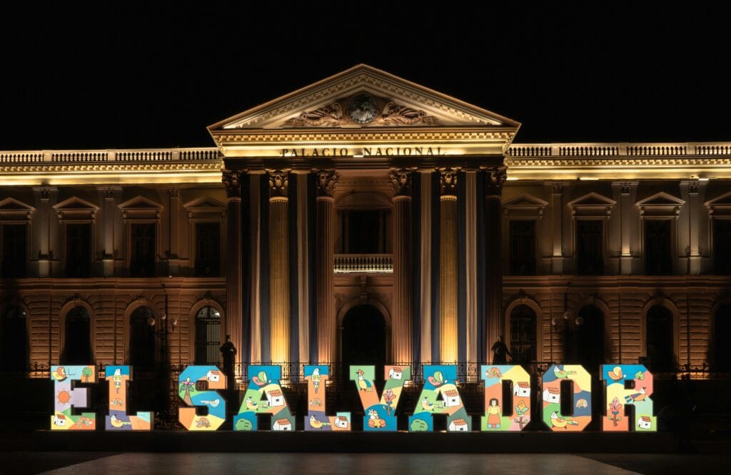 Voyage au El Salvador en 2025 - Lettres lumineuses El Salvador à San Salvador - Agence de voyage NostaLatina ANN