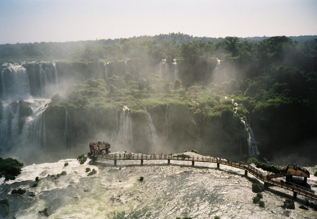 Voyage au Brésil en 2025 - passerelle aux chutes d'Iguazu - Agence de voyage NostaLatina ANN