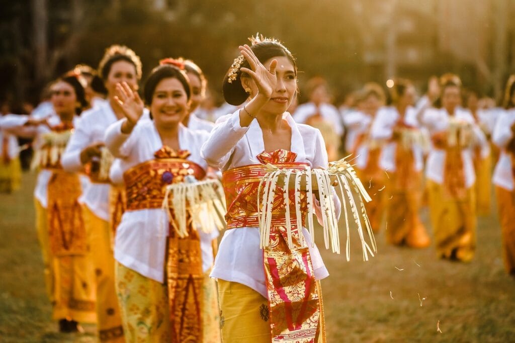 Actualité du mois - mai 2025 - Danseuses balinaises lors d'une fête locale - Fête des Arts de Bali - NostalAsie ANN