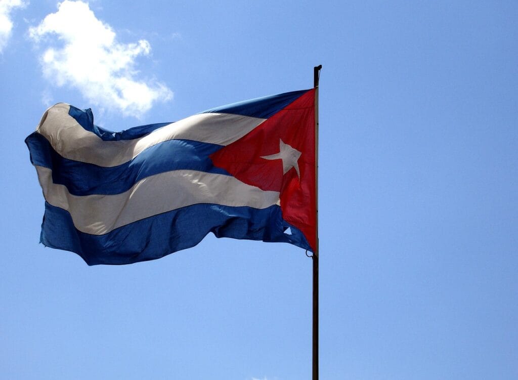 Actualité du mois - mai 2025 - Drapeau de cuba flottant au vent - e-visa pour Cuba - NostaLatina ANN
