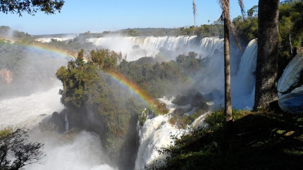 Voyage au Brésil en 2025 - Arc-en-ciel aux chutes d'Iguazu - Agence de voyage NostaLatina ANN