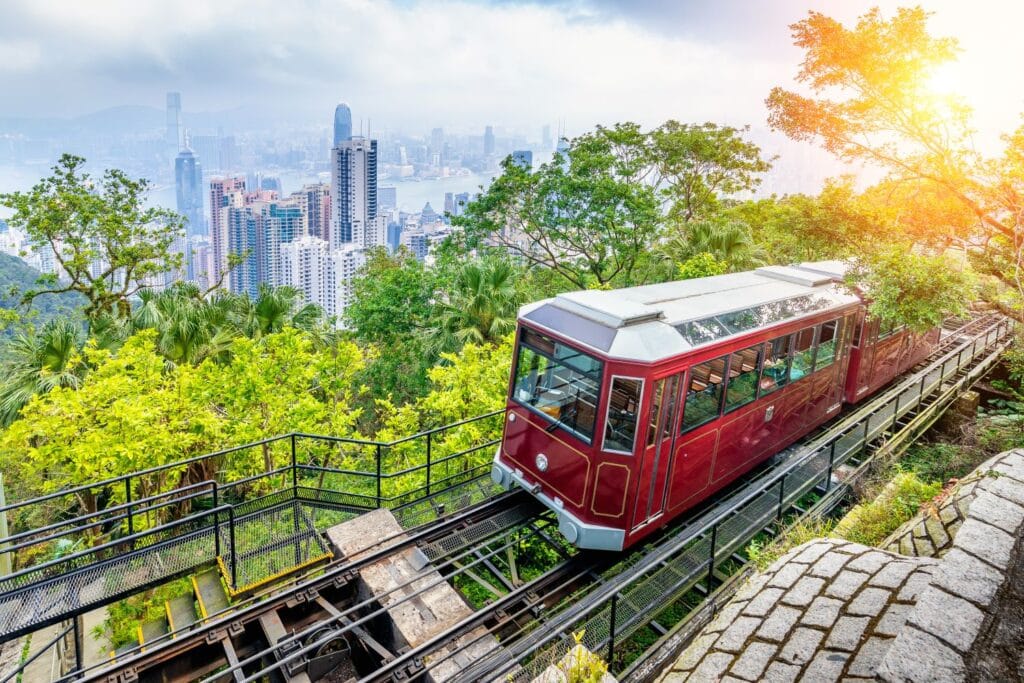 Voyage à Hong Kong en 2025 - Funiculaire gravissant le Pic Victoria - Agence de voyage NostalAsie ANN