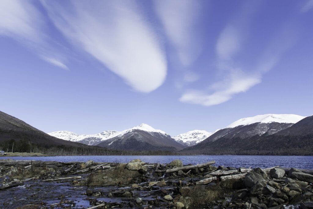 Voyage en Argentine en 2025 - Ushuaia, la ville du bout du monde - Visiter Ushuaia - Montagnes enneigées dans le parc national Tierra del Fuego - Agence de voyage NostaLatina ANN