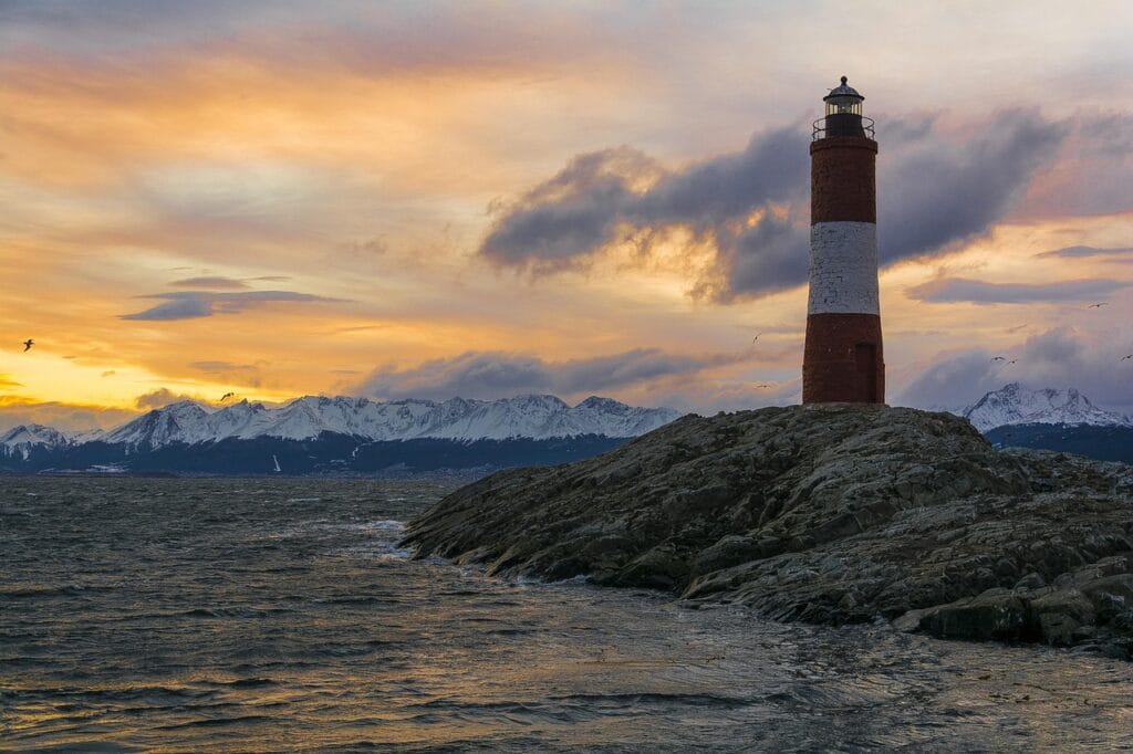 Voyage en Argentine en 2025 - Ushuaia, la ville du bout du monde - Phare à Ushuaia - Agence de voyage NostaLatina ANN