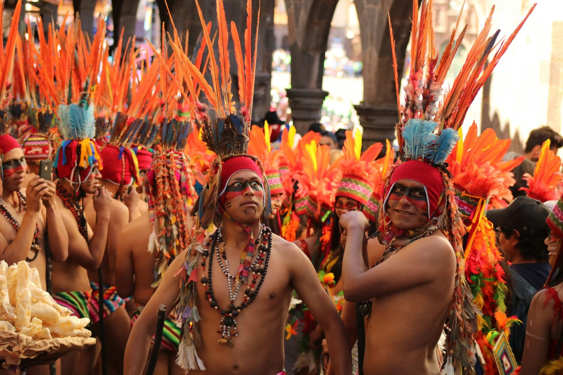 Actualité du mois - mai 2025 - Hommes déguisés et maquillés pour le Inti Raymi de 2025 à Cusco - Inti Raymi 2025 à Cusco, Pérou - NostaLatina ANN