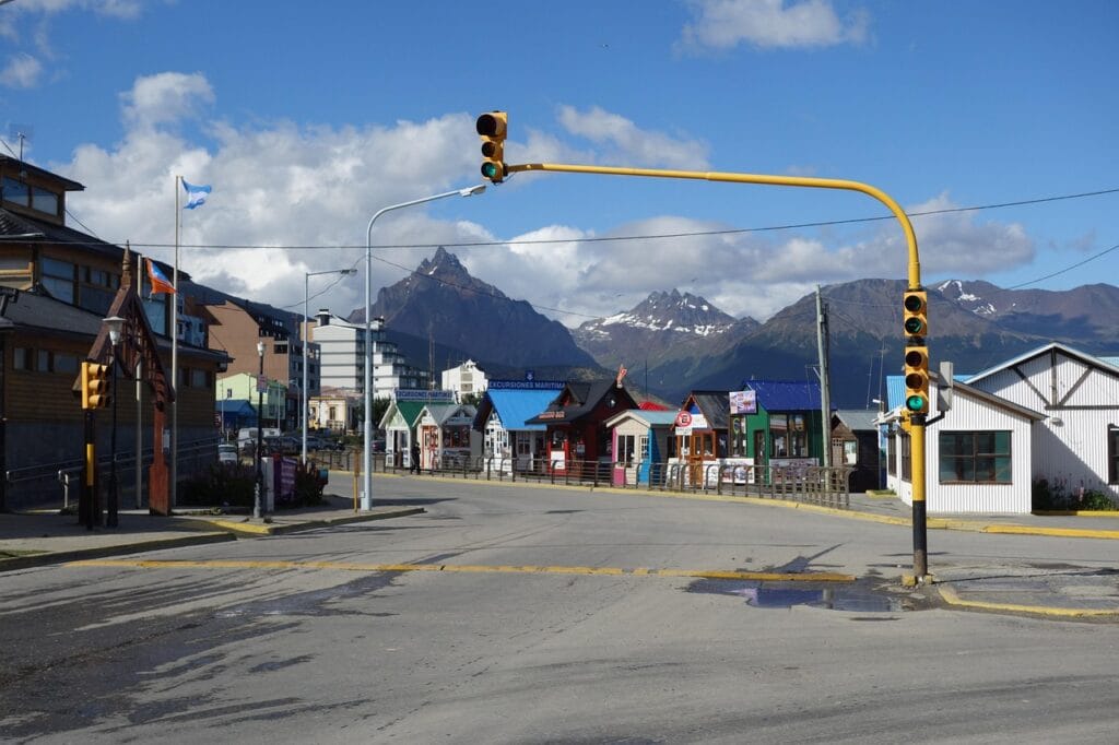 Voyage en Argentine en 2025 - Ushuaia, la ville du bout du monde - petit manchot courant île Martillo - Agence de voyage NostaLatina ANN