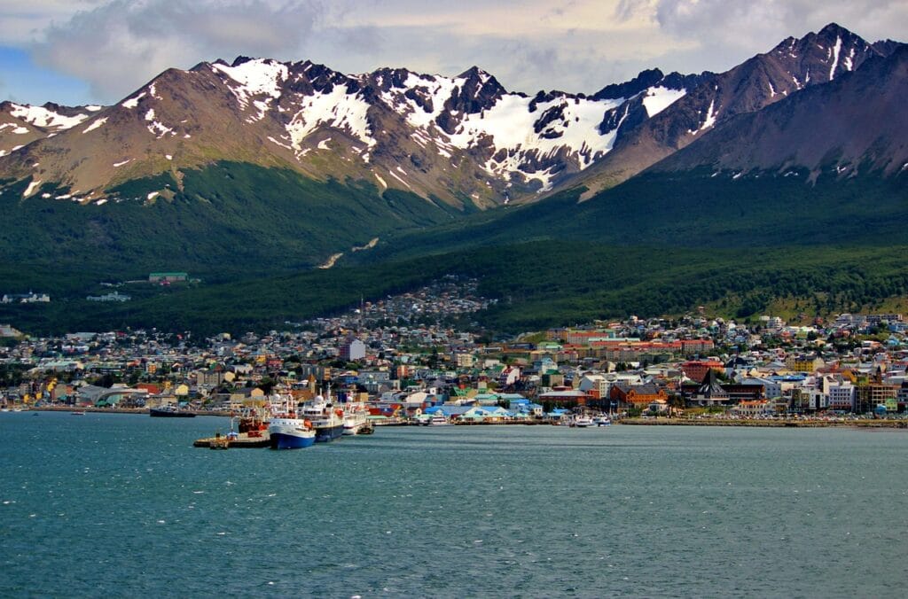 Voyage en Argentine en 2025 - Ushuaia, la ville du bout du monde - Visiter Ushuaia - Montagnes enneigées dans le parc national Tierra del Fuego - Agence de voyage NostaLatina ANN