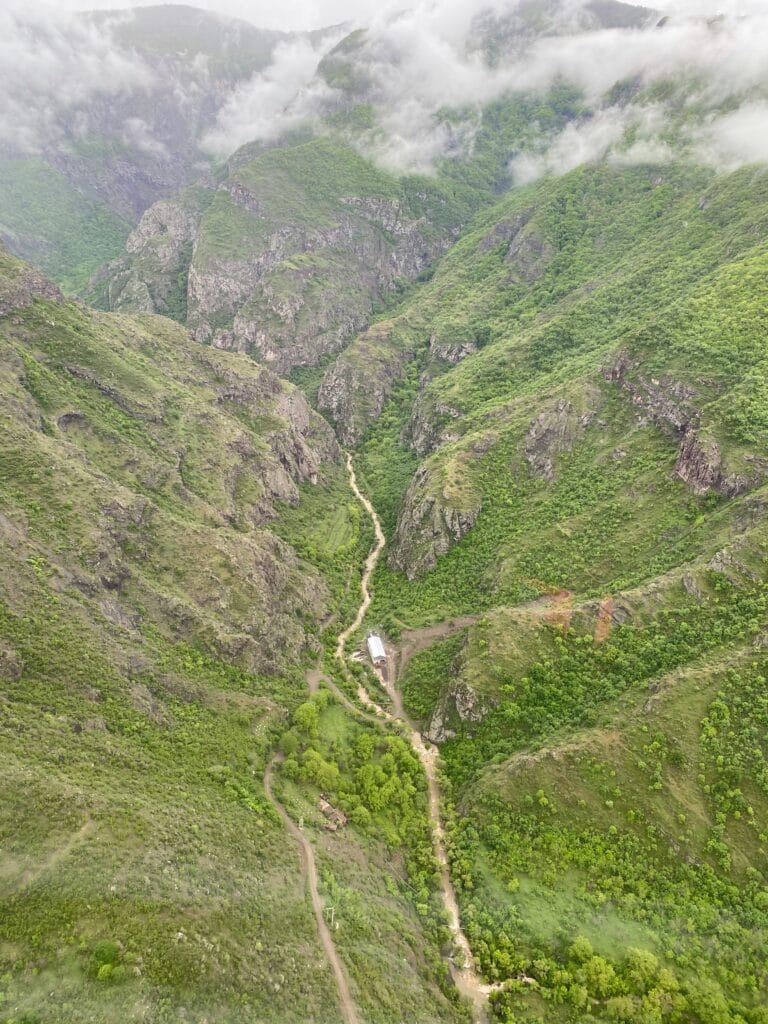 Voyage en Arménie en 2025 - Vue depuis le téléphérique menant au monastère de Tatev - ANN NostalEurope
