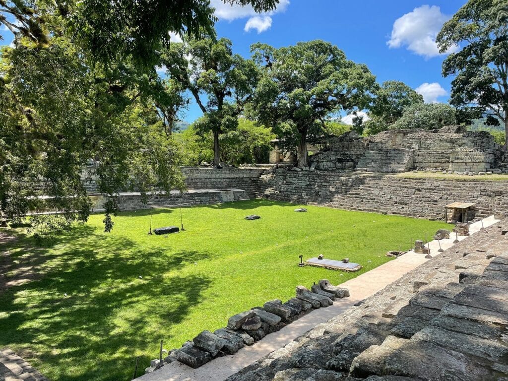 Voyage au Honduras en 2025 - Cour intérieure et Vestiges de la cité maya de Copan - ANN NostaLatina