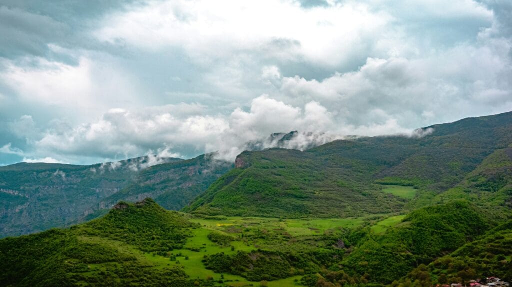 Voyage en Arménie en 2025 - Nature et paysages entourant le monastère de Tatev - ANN NostalEurope