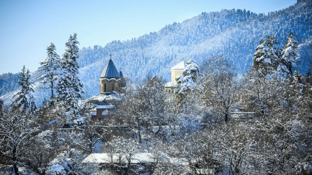Voyage en Géorgie en 2025 - Ville thermale de Borjomi sous la neige en hiver - ANN NostalEurope