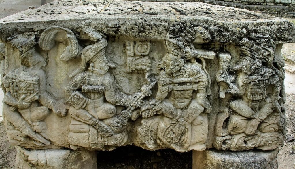 Voyage au Honduras en 2025 - Gravures dans le roche dans la cité maya de Copan - ANN NostaLatina