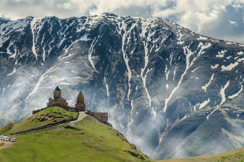 Voyage en Géorgie en 2025 - Que faire en Géorgie - Monastère de Kazbegi - ANN NostalEurope