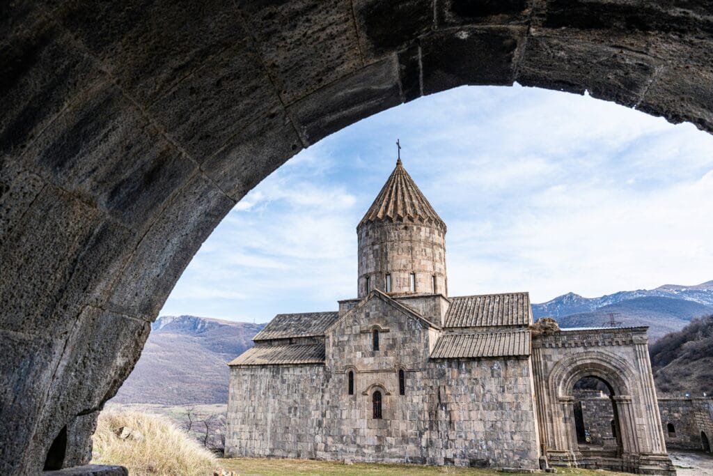 Voyage en Arménie en 2025 - Visiter le Monastère de Tatev - église Pierre-et-Paul - ANN NostalEurope