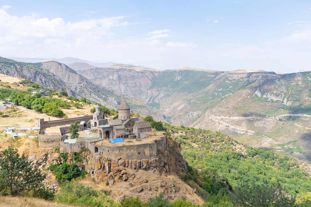 Voyage en Arménie en 2025 - Visiter le monastère de Tatev - Vue sur le Monastère de Tatev - ANN NostalEurope