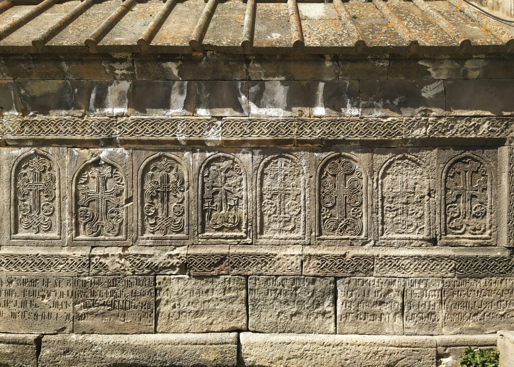 Voyage en Arménie en 2025 - Murs gravés au monastère de Tatev - ANN NostalEurope