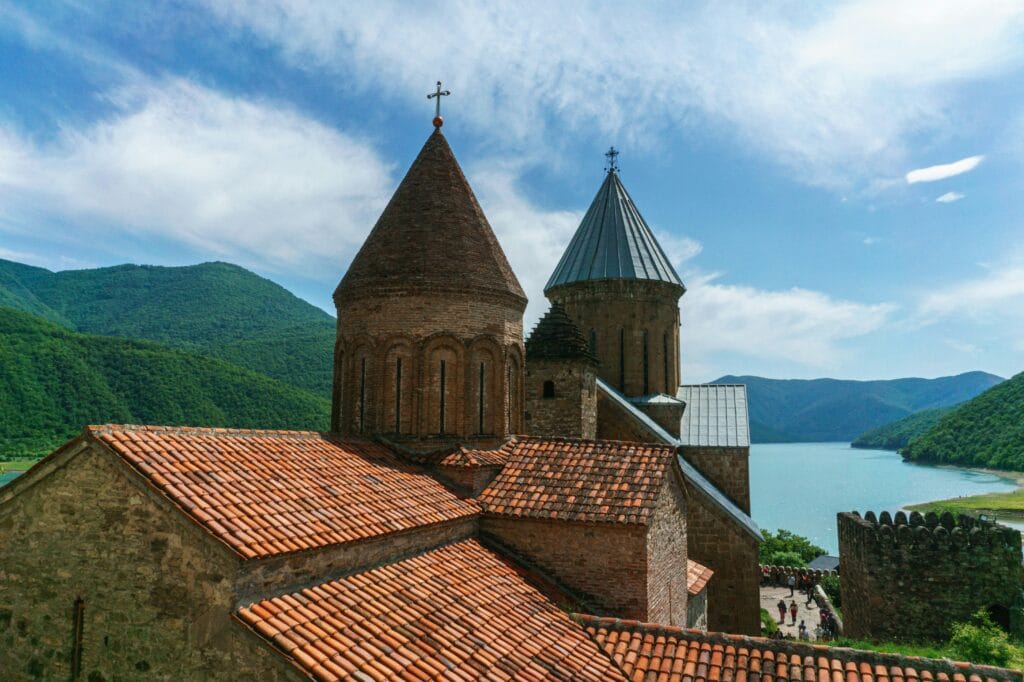 Voyage en Géorgie en 2025 - Forteresse d'Ananuri en bord de lac - ANN NostalEurope