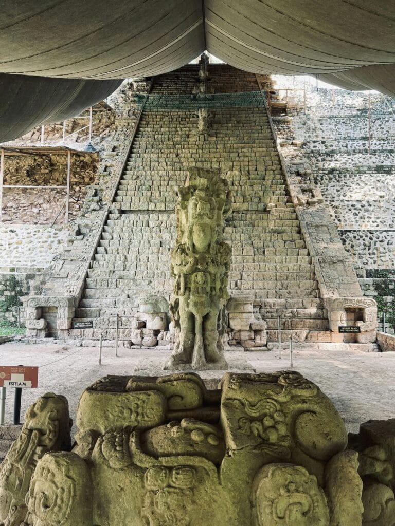 Voyage au Honduras en 2025 - Escaliers hiéroglyphes à la cité maya de Copan - ANN NostaLatina