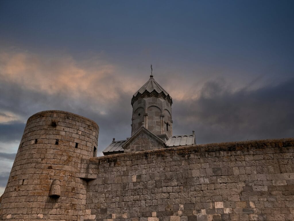 Voyage en Arménie en 2025 - Monastère de Tatev au crépuscule - ANN NostalEurope