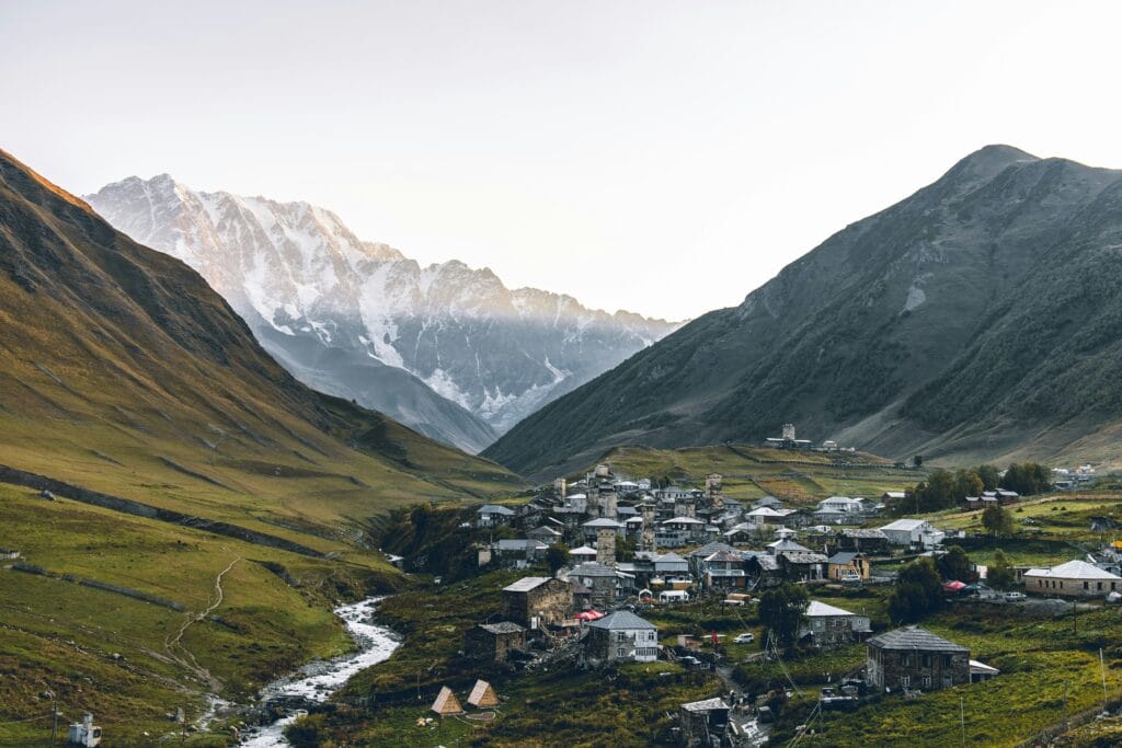 Voyage en Géorgie en 2025 - Trek dans la Svanétie avec vue sur le village d'Ouchgouli - ANN NostalEurope