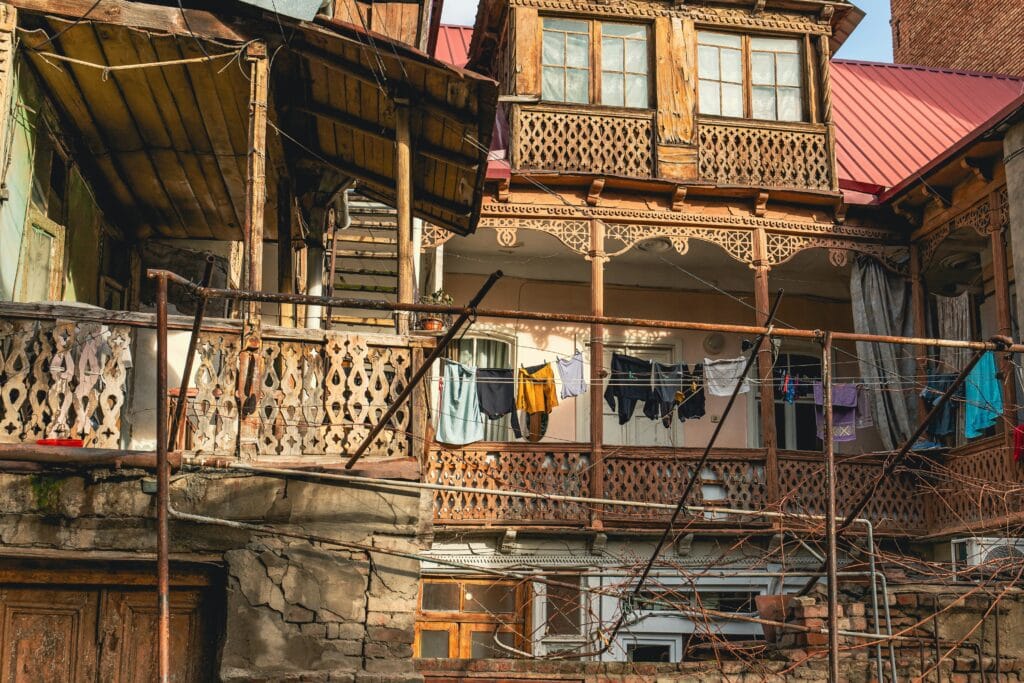 Voyage en Géorgie en 2025 - Maisons anciennes dans la ville de Tbilissi - ANN NostalEurope