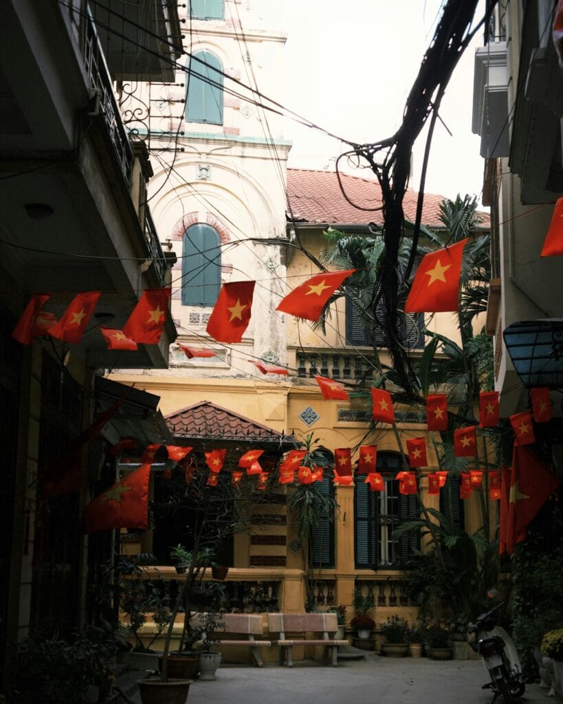 Actualité du mois - Septembre 2025 - Rue de la ville d'Hanoi avec drapeau vietnamien - National Day au Vietnam - NostalAsie ANN 2025