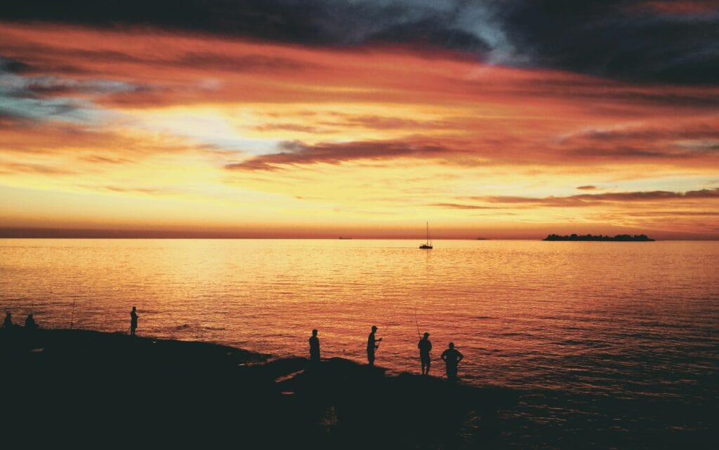 Voyage en Uruguay en 2025 - Pécheurs à Colonia del Sacramento au coucher de soleil sur le Rio de la Plata - ANN NostaLatina
