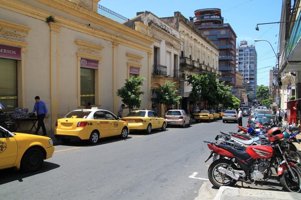 Voyage au Paraguay en 2025 - Rue animée de la ville d'Asunción - ANN NostaLatina