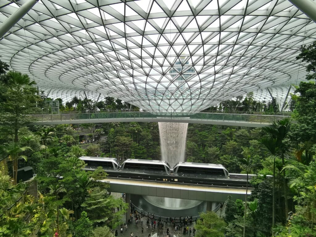Voyage à Singapour en 2025 - cascade à l'intérieur de l'aéroport de Singapour - ANN NostalAsie